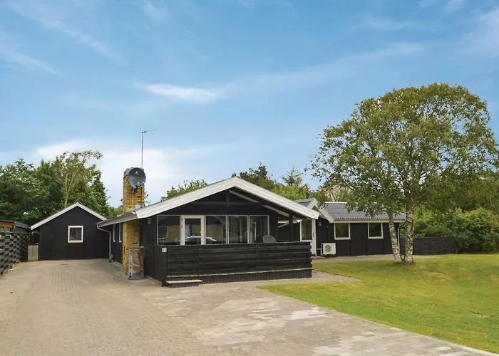 Five-bedroom In بيت للعطل *